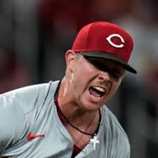 Emilio Pagán seals the Reds' win