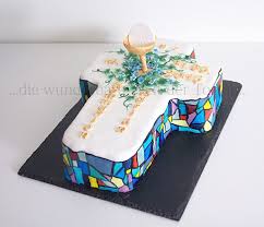 Man Nehme Ein Kreuz Mit Einem Kelch Und Verbindet Es Im Look Eines Kirchenfensters Et Voila Entsteh Kommunion Torte Kommunionkuchen Motivtorten Erstkommunion