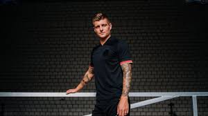 Deutschland fußball deutsche nationalmannschaft fussball bayern fußballspieler toni kroos just landed in berlin. Fussball Neues Trikot Die Nationalmannschaft Tragt Schwarz Augsburger Allgemeine