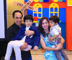 Bunga zainal lebih memilih memprioritaskan keluarga dibanding kariernya. 10 Potret Keluarga Kecil Bunga Zainal Yang Penuh Kehangatan