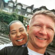 Could anyone tell me what this red button does please?