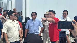 Pangulong Ferdinand "Bongbong" Marcos Jr., muling bumisita sa Northern Cebu  para kumustahin ang sitwasyon ng mga biktima ng magnitude 6.9 na lindol  noong September 30, 2025. Unang binisita ng pangulo ang Bayanihan