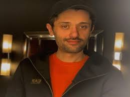 وكان الفنان والمنتج محمد عبد العزيز، شقيق كريم محمود عبدالعزيز، نشر صورة للأخير على سرير المرض عبر صفحته الشخصية بموقع فيس بوك، معلقًا عليها : Ø¬Ø±ÙˆØ­ ÙÙŠ ÙˆØ¬Ù‡Ù‡ ÙƒØ±ÙŠÙ… Ù…Ø­Ù…ÙˆØ¯ Ø¹Ø¨Ø¯Ø§Ù„Ø¹Ø²ÙŠØ² ÙŠÙ†Ø´Ø± ØµÙˆØ±Ø© Ù…Ù† Ù…ÙˆØ³Ù‰ Ù…ØµØ±Ø§ÙˆÙ‰
