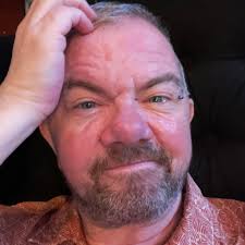 In St. Ives this morning and it's disappointing to see the statue of Oliver  Cromwell with a traffic cone still