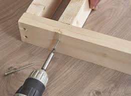Fabriquer Une Cloison Ajouree En Tasseaux De Bois Avec Un Coffre Integre Leroy Merlin Tasseau Bois Claustra Bois Interieur Claustra Bois