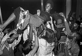 1970s art college crowd surfing - Flashbak