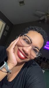 Hilary Knapp's Instagram, Twitter & Facebook