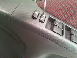 Pintu yang terkunci memberikan rasa aman dan tenang bagi pikiran anda, tetapi juga dapat mengganggu ketika selot tersebut seharusnya berada beberapa sentimeter di bawah jendela, dekat dengan tombol kunci interior. Cara Membuka Pintu Mobil Yang Terkunci Mitra Otomotif