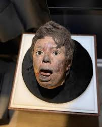 Eric Stoltz avec Christopher Lloyd, dans l'une des scènes tournées avant  son remplacement par Michael J. Fox sur le tournage de Retour vers le futur  en 1984. 🎬