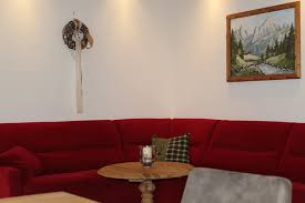 Im schrank, auf dem tisch, auf dem stuhl, über dem bett, hinter dem sofa, im regal, vor dem fernseher, hinter dertür, an der wand. Landhaus Patricia Ellmau