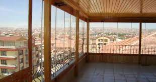 Evin önündeki üstü kapalı balkon. Balkon Teras Ahsap Kapama Modelleri Ev Dekorasyon Fikirleri Ev Dekoru Cati Kati Oturma Odasi