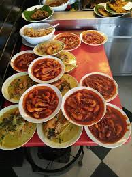 Banyak yang mengatakan jika salah satu kegiatan yang merupakan kegiatan penuh dengan kenikmatan adalah makan. Kakcik Seroja Makan Makan Di Teluk Intan