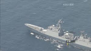 뉴스1 제공 (서울=뉴스1) 김정욱 기자 = 석해균 선장(뒷줄 가운데 왼쪽)과 최윤희 해군참모총장(오른쪽)이 장병들과 기념촬영을 하고 있다. ì²­í•´ë¶€ëŒ€ 6ì§„ ìµœì˜í•¨ ë¶€ì‚° ê·€í•­ ì˜¤í›„ 3ì‹œ í™˜ì˜ì‹