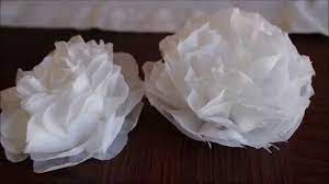 Il crée d'incroyables robes de barbie avec du papier toilette et des serviettes en papier ! Fabriquer Une Rose En Serviette En Papier Youtube