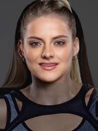 ¡Esperen! 🚨 Nos falta una todavía. Gaspar, la capitana de Omega en el  #Desafío20Años, parece tener un parecido sorprendente con Daniela Arango,  una de las creadoras de contenido digital más ...