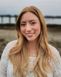 Dee Gill's Instagram, Twitter & Facebook