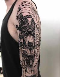 Los tatuajes forman parte de la historia de egipto, se han encontrado momias de hace más de la pirámide son sinónimos de símbolos egipcios, de manera que un tatuaje que contenga una pirámide inmediatamente es reconocido como un tatuaje egipcio. 6 Fotos De Tatuajes Egipcios Y Su Significado En La Piel Blogmujeres Com