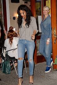 Very Simple Rihanna Shows Us How To Wear It Casual Dinner Outfit Dinner Outfit Summer Dinner Outfit Classy
