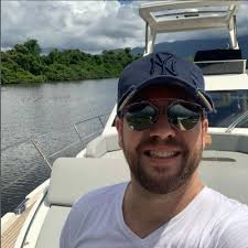 Meme há 10 anos, Rei do Camarote volta às redes após ser investigado por  lavagem de dinheiro e tem nova rotina