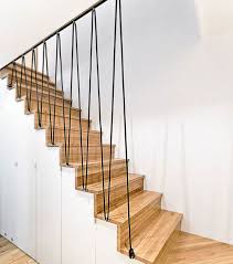 L'escalier bois reste un objet de forte notoriété face à ses concurrents que sont l'escalier métal, béton ou encore aluminium, même si ces derniers grappillent des le choix d'un escalier en bois répond à quatre grandes données : Relooker Un Escalier 5 Idees Pour Le Decorer A Petit Prix