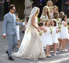 Lo sanno bene le care celebrità che nel corso degli anni e dei tanti matrimoni hanno indossato abiti da sposa da vere vip. Abiti Da Sposa Delle Star