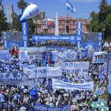La CGT marchó en Plaza de Mayo y amenazó con un paro nacional | Perfil