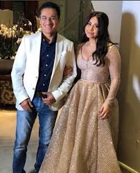 «كلّ سنة وأنت طيب يا حبيبي، وكلّ سنة وأنت أماني وسندي ونجاحي وجاهي ومالي»، وتابعت «بحبّك، بجد كلمة قليلة على إحساسي». Ø¥Ø·Ù„Ø§Ù„Ø§Øª Ø´ÙŠØ±ÙŠÙ† Ø¹Ø¨Ø¯ Ø§Ù„ÙˆÙ‡Ø§Ø¨ Ø¨Ø¹Ø¯ Ø§Ù„Ø²ÙˆØ§Ø¬ Ù…Ø¬Ù„Ø© Ø³ÙŠØ¯ØªÙŠ