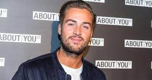 De tv programma's welkom bij de kamara's, sterren springen en momenteel richt dave zich op een carrière als dj. Dave Roelvink Driving License Taken Away Entertainment World Today News