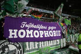 Auch die umweltschutzorganisation greenpeace verwendet das regenbogensymbol auf flaggen, allerdings in form eines siebenfarbigen bogens vor (meist) weißem hintergrund. Jungle World Angriff Auf Die Regenbogenfahne