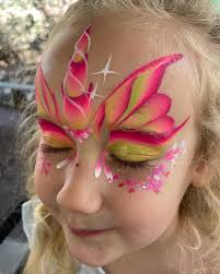 I haven't posted in so long! Im still here, painting and twisting away!  here's a cute little shot form this weekend. 🌷🌸🌷🌸 #facepaint  #facepainter #rosefacepaint #flowerfacepaint #facepaintfun