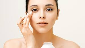 Kem dưỡng mắt có tác dụng gì? Cách thoa kem dưỡng mắt đúng chuẩn