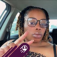 19 is crazy😩my baby girl is 19 years old today. I'm sooo grateful to be  your mommy. Wish my baby girl a happy birthday! My little artist, painter  and helper! We love