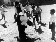 Juegos adaptados a todas las tecnologías, son compatibles con casi todos los navegadores, smartphone y móviles. 30 Ideas De Juegos Antiguos A Que Jugaban Los Ninos En 1920 Juegos Antiguos Juegos Recuerdos De La Infancia