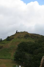 In baku traf die türkei auf wales. Castell Dinas Bran In Wales Schon Wieder Eine Gralsburg Burgdame