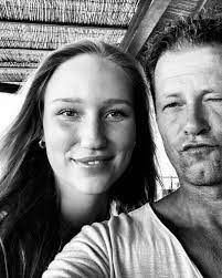 Auf dem selfie schauen til schweiger und seine sandra amüsiert in die kamera *. Star Gezwitscher 2020 Promis Auf Instagram Facebook Und Twitter Gala De
