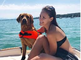 Esther sedlaczek wearing replay long bomberjacket. Sky Moderatorin Esther Sedlaczek Heiss Im Bikini Fans Rasten Aus Fanbase