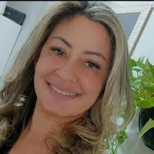 Cinco anos após chegar em Londres, Caroline Trombetta diz estar realizada.  Ela saiu de Sede Aurora, foi para a Itália e conseguiu ingressar no Reino  Unido, onde trabalha na área ambiental