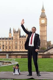 At l'homme le plus beau du monde (2002). The World S Tallest Living Man And The World S Shortest Living Man Meet In London On Guinness World Records Day Garcons Hautes Grands Hommes Personnes De Grande Taille