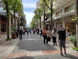 Οι σκέψεις μου πολλές φορές μοιάζουν σαν τις ανάσες μου άλλοτε βαριές και άλλοτε ανάλαφρες.που χάνουν την ισορροπία τους στο βηματισμό μου. Kilv5rbo6n G9m