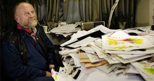 Westergaard weet naar de beveiligde badkamer te vluchten, en waarschuwt daar met een druk op een noodknop de politie. Danish Cartoonist Who Angered Muslim World Quits Cbs News