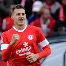 Hän pelasi seuraavalla kaudella 28 bundesliigaottelua, joissa teki seitsemän maalia. Schalke Move For Mainz S Adam Szalai Sbnation Com