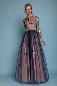 Благо, вариантов и моделей выпускного наряда 2021 продемонстрировано очень много, поражающих. Vybiraem Plate Na Vypusknoj Vecher 2021 2022 Top 20 Samyh Trendovyh Modelej I Fasonov