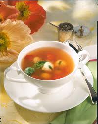 Klare Tomatensuppe Mit Basilikumklosschen Rezept Lecker Tomatensuppe Klare Tomatensuppe Tomaten Suppe