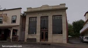 Small Town S Bank Of America Location Converted Into A Humble Home Small Town Bank Home Small Towns