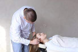 Келли, я по уши в страхе от моей завтрашней речи. Handsome Guy Massage Therapist Doing Head Massage For Girl Clien Stock Image Image Of Beautiful Adult 104355857