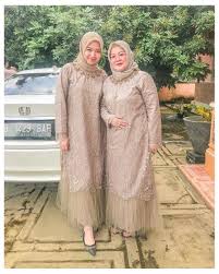 Menggunakan sebuah desain yang manis membuat siapapun yang menggunakannya menjadi jauh lebih indah dan terkesan sangat kekinian. Gaun Pesta Muslimah Modern Bridesmaid Dresses Hijab Muslim Simple Bridesmaiddressesh In 2021 Modern Fashion Outfits Simple Bridesmaid Dresses Dress Muslim Modern