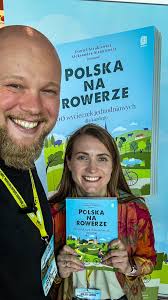 Stało się❗️Nasza druga książka ujrzała światło dzienne! „Polska na rowerze.  60 wycieczek jednodniowych dla każdego”. Radość nas rozrywa, a fakt, że  premierowe spotkanie autorskie odbyło się na Kolosach, czyli największym  podróżniczym wydarzeniu