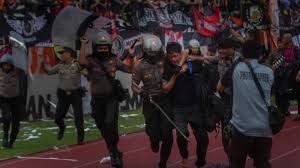 Laga persib vs persija ricuh, 1 jak mania tewas dikeroyok. Persija Vs Persib Seorang Mahasiswa Uns Jadi Korban Salah Sasaran Amuk Massa Tribun Jogja
