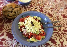 L'insalata greca originale prevede ingredienti come la lattuga, i cetrioli, i pomodori, la cipolla, la feta e le olive nere greche. Insalata Greca La Ricetta Originale E 10 Varianti Greenme