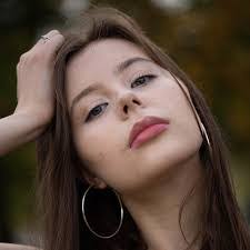 Erin Bradley's Instagram, Twitter & Facebook